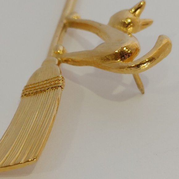 Vintage Halloween Scaredy Cat Witch's Broom Gold Tone Brooch Pin - Picture 6 of 7